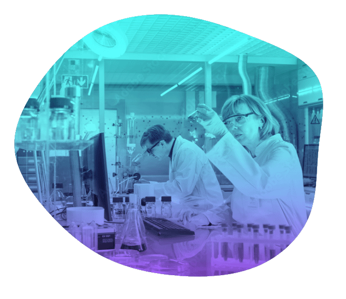 Laborteam prüft Produktdaten auf Vollständigkeit und Korrektheit